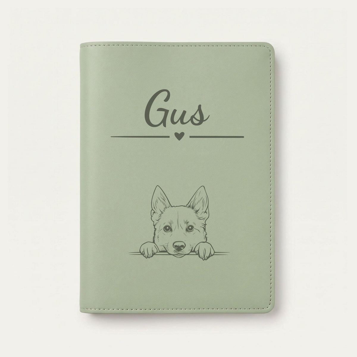 Protège carnet de santé chien personnalisé – Buhund norvégien — Vert sauge — Cœur — gravure « Gus »