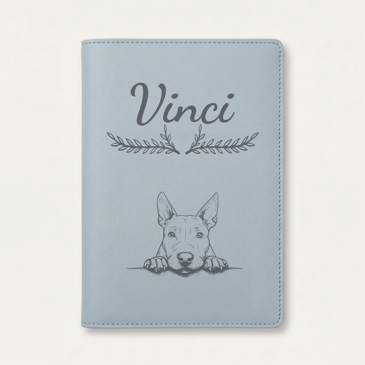 Protège carnet de santé chien personnalisé – Bull terrier — Bleu nuage — Bouquet — gravure « Vinci »