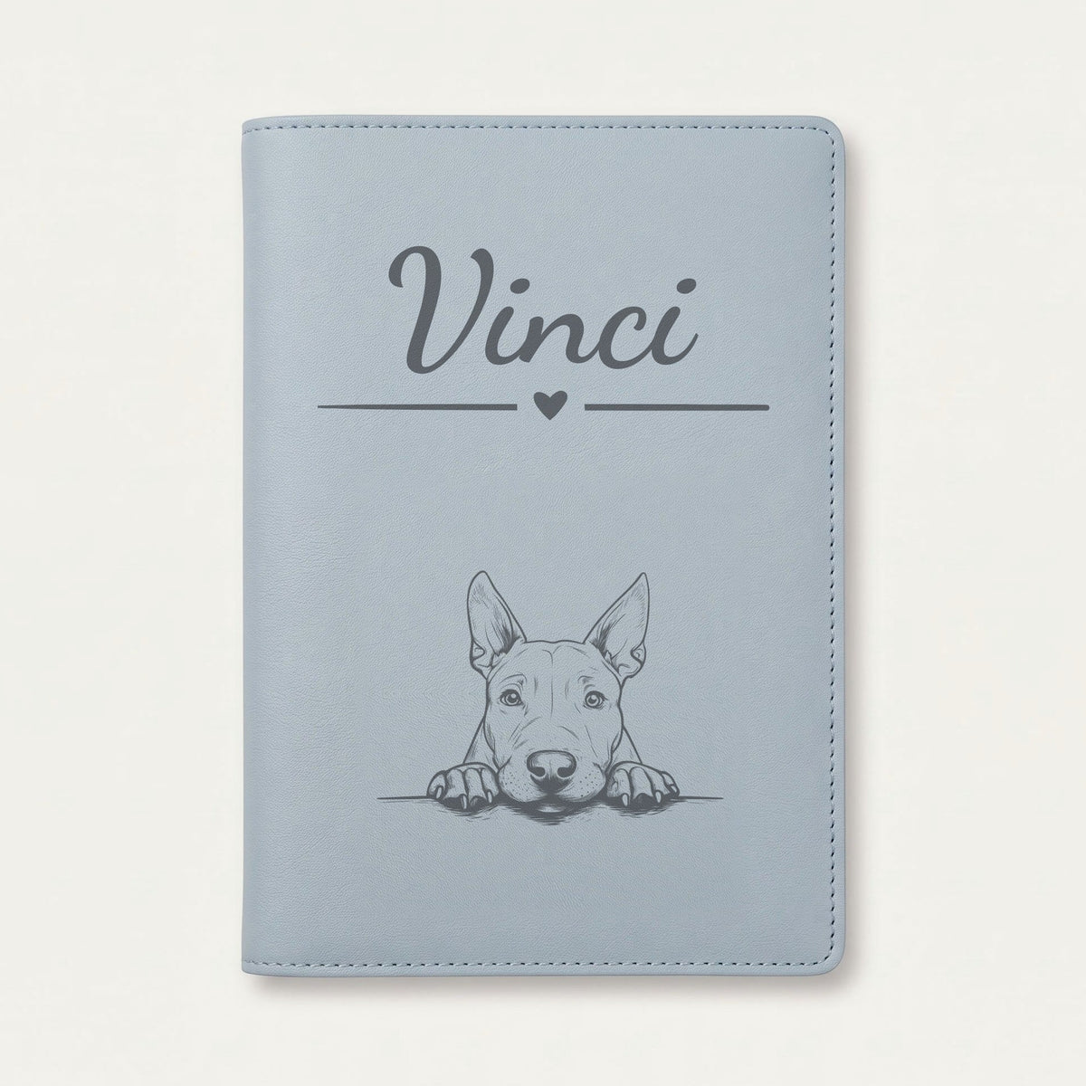 Protège carnet de santé chien personnalisé – Bull terrier — Bleu nuage — Cœur — gravure « Vinci »