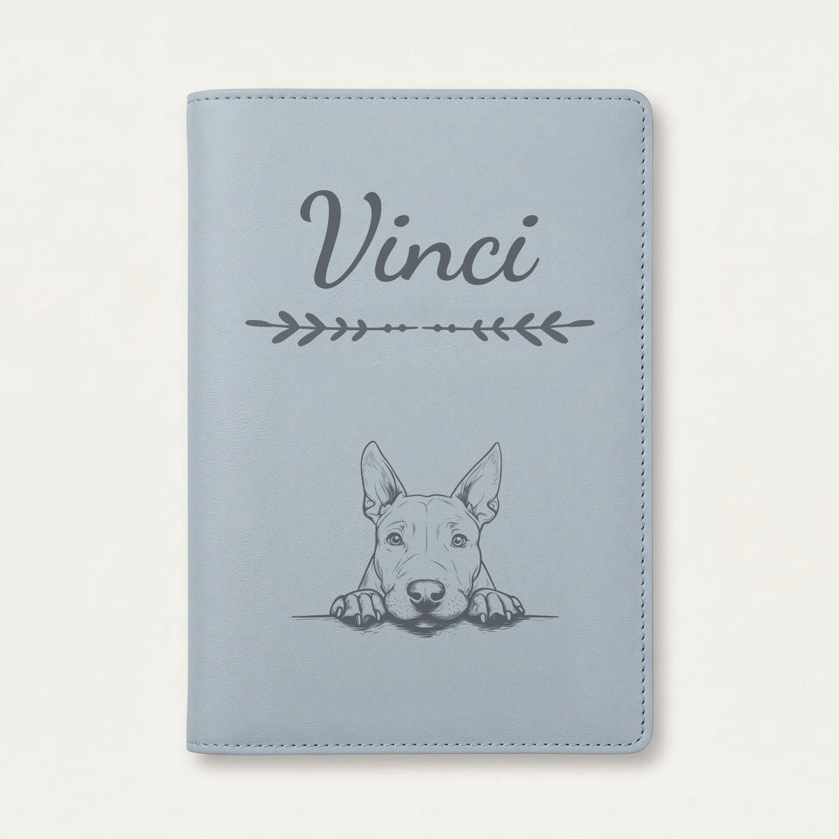 Protège carnet de santé chien personnalisé – Bull terrier — Bleu nuage — Flèche — gravure « Vinci »