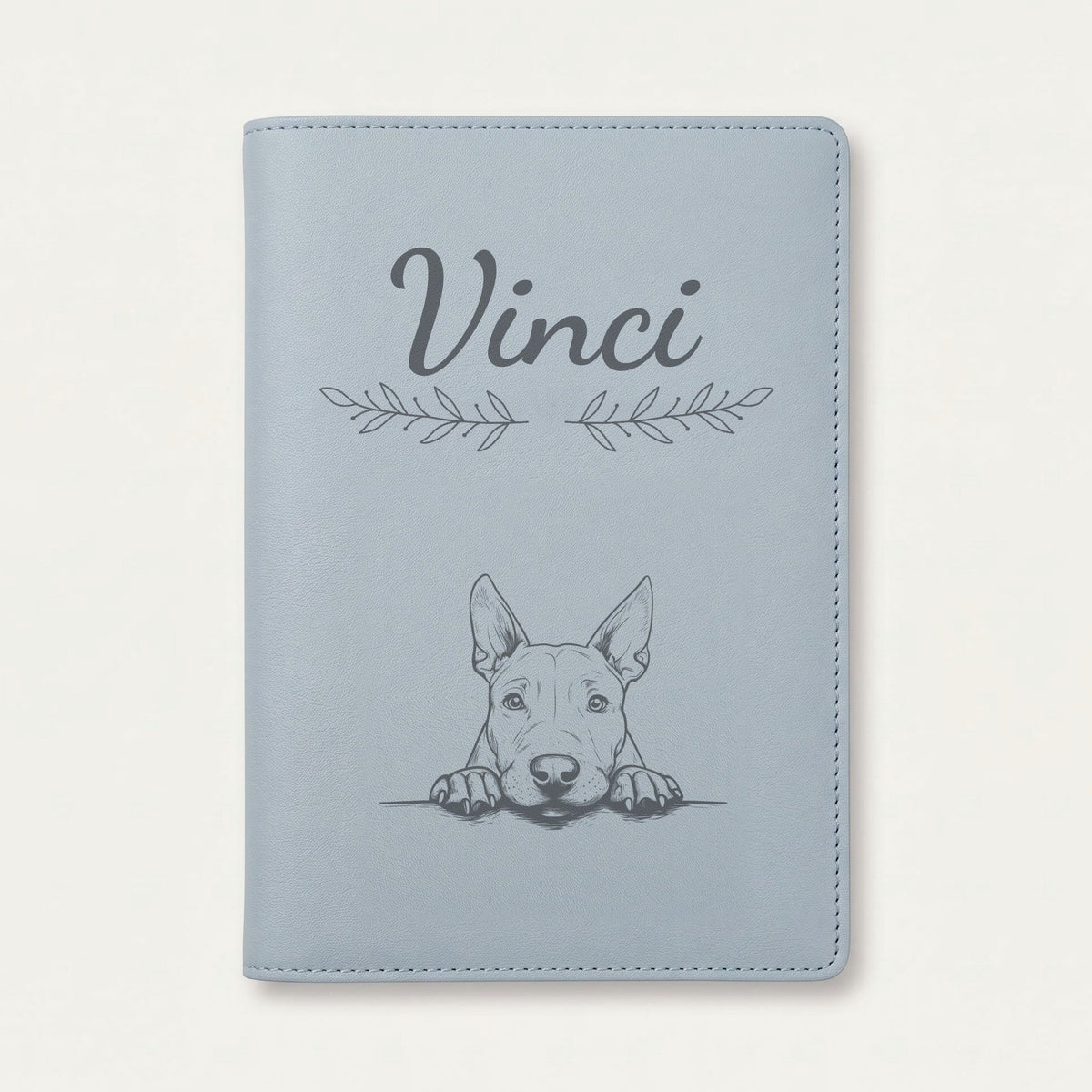 Protège carnet de santé chien personnalisé – Bull terrier — Bleu nuage — Rameaux — gravure « Vinci »