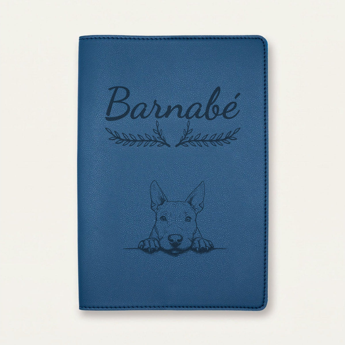 Protège carnet de santé chien personnalisé – Bull terrier — Bleu nuit — Bouquet — gravure « Barnabé »