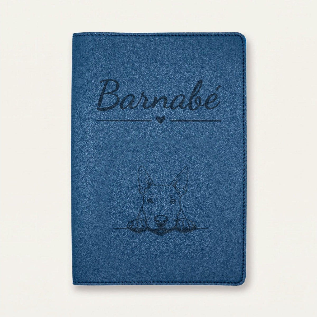 Protège carnet de santé chien personnalisé – Bull terrier — Bleu nuit — Cœur — gravure « Barnabé »