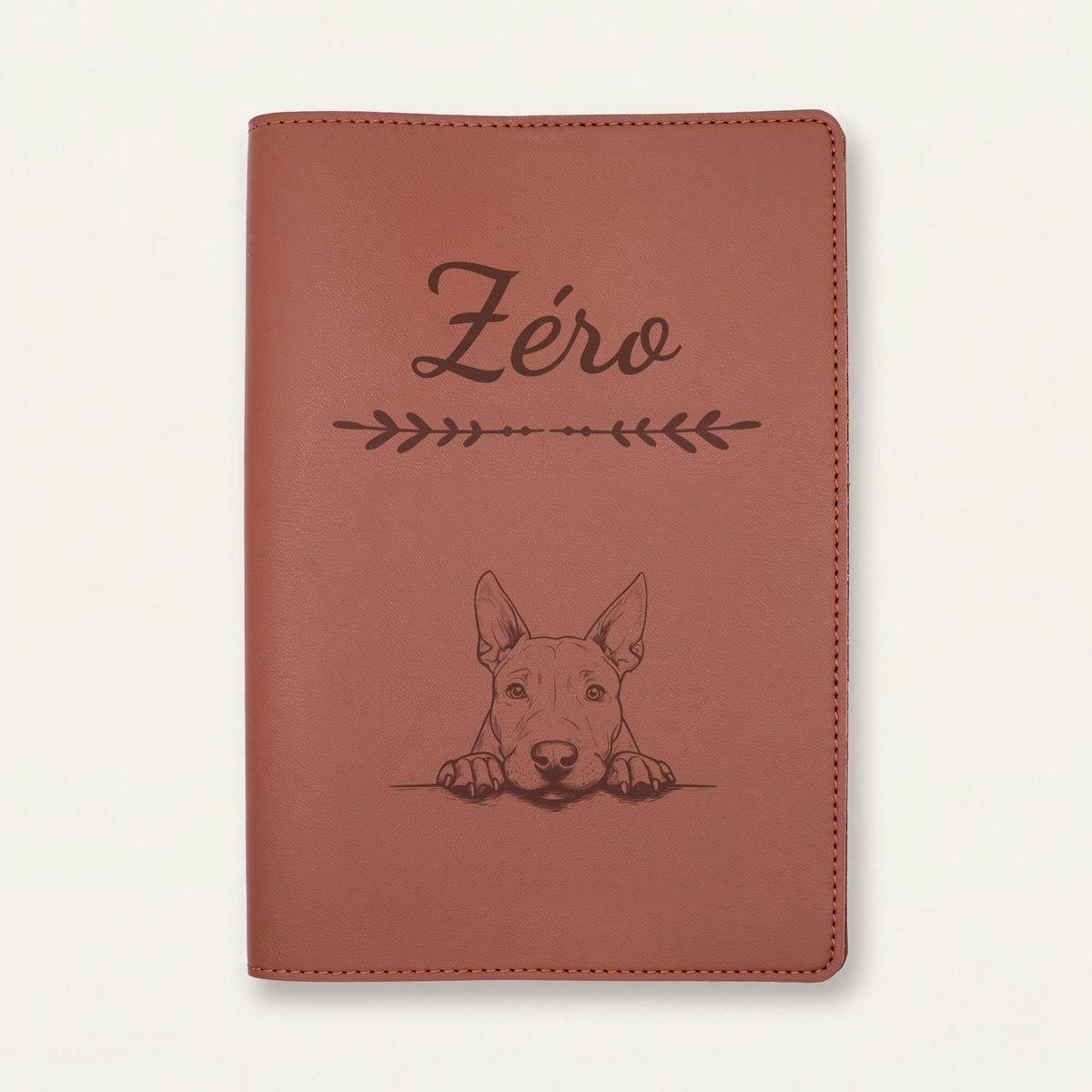Protège carnet de santé chien personnalisé – Bull terrier — Chocolat — Flèche — gravure « Zéro »