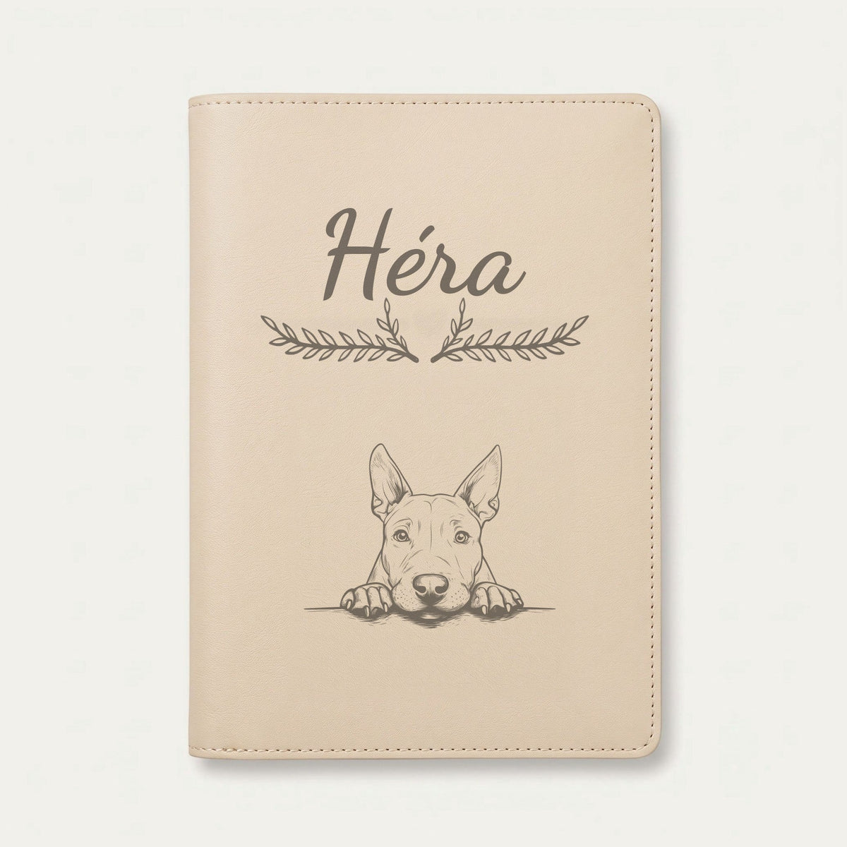 Protège carnet de santé chien personnalisé – Bull terrier — Crème vanille — Bouquet — gravure « Héra »