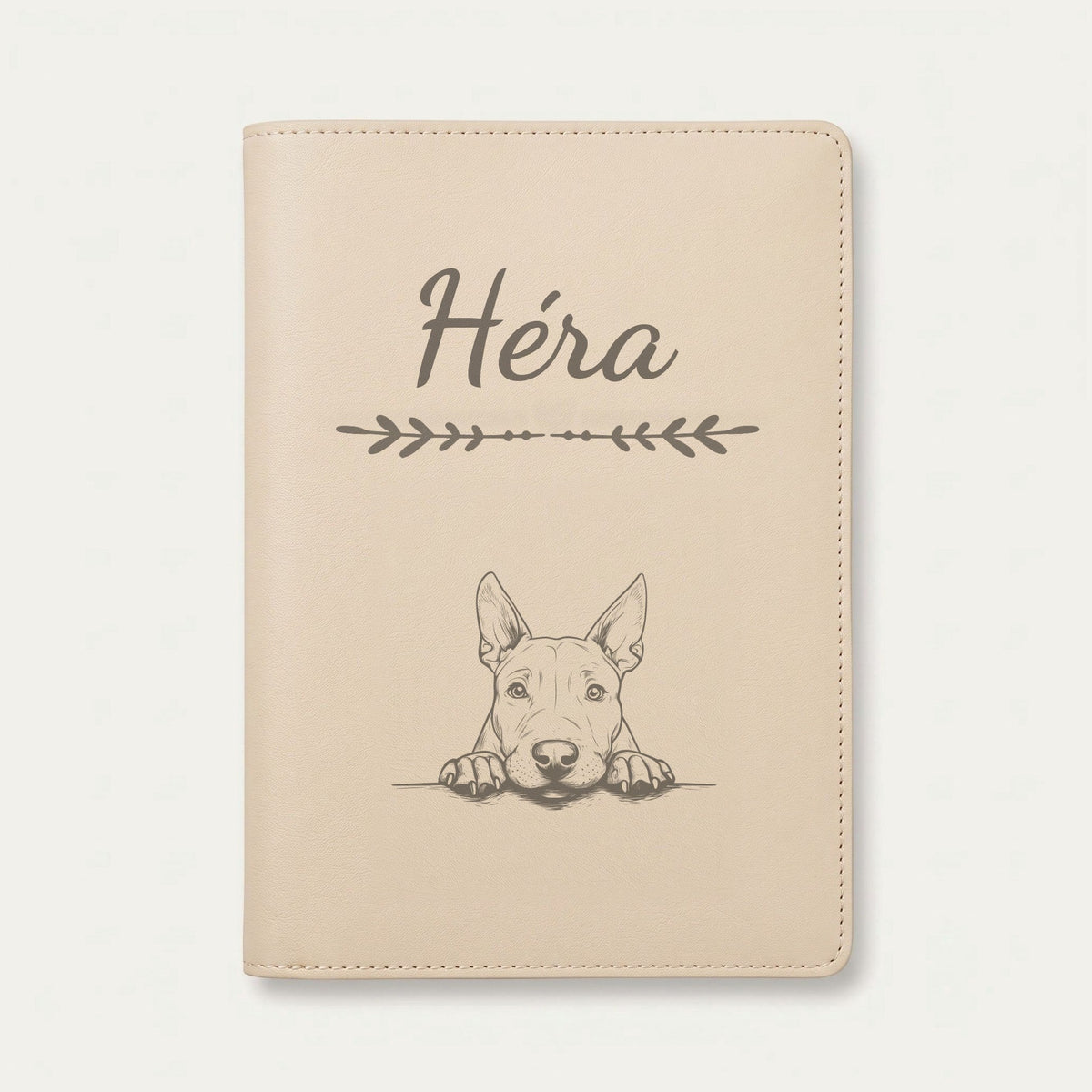 Protège carnet de santé chien personnalisé – Bull terrier — Crème vanille — Flèche — gravure « Héra »