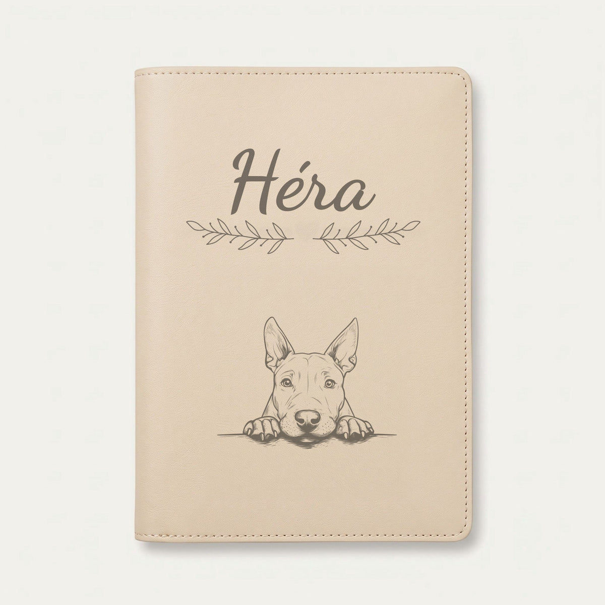 Protège carnet de santé chien personnalisé – Bull terrier — Crème vanille — Rameaux — gravure « Héra »