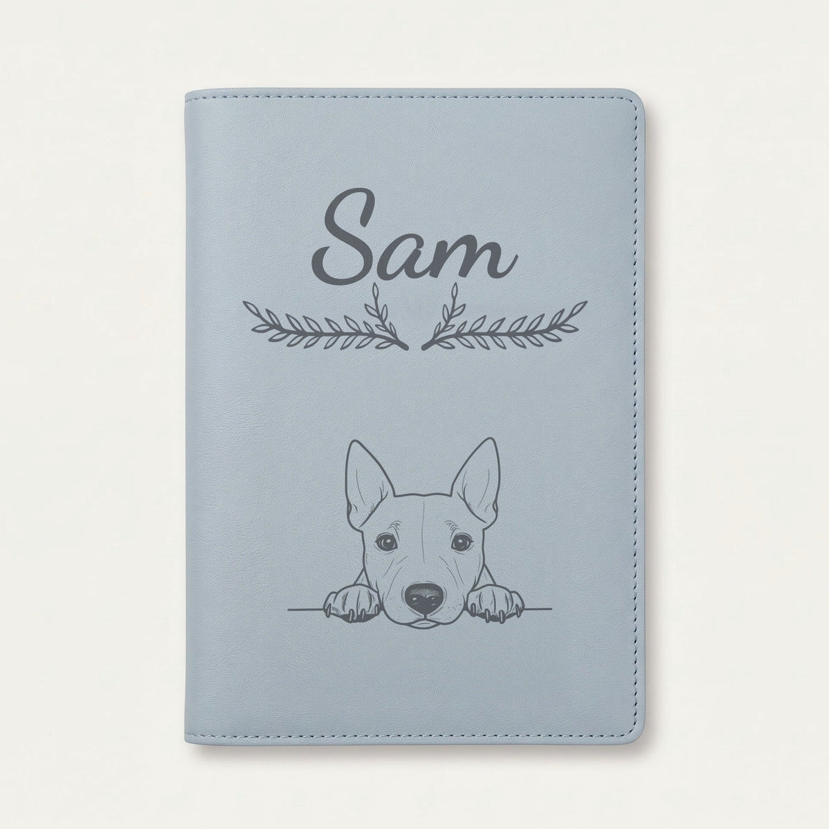 Protège carnet de santé chien personnalisé – Bull terrier miniature — Bleu nuage — Bouquet — gravure « Sam »