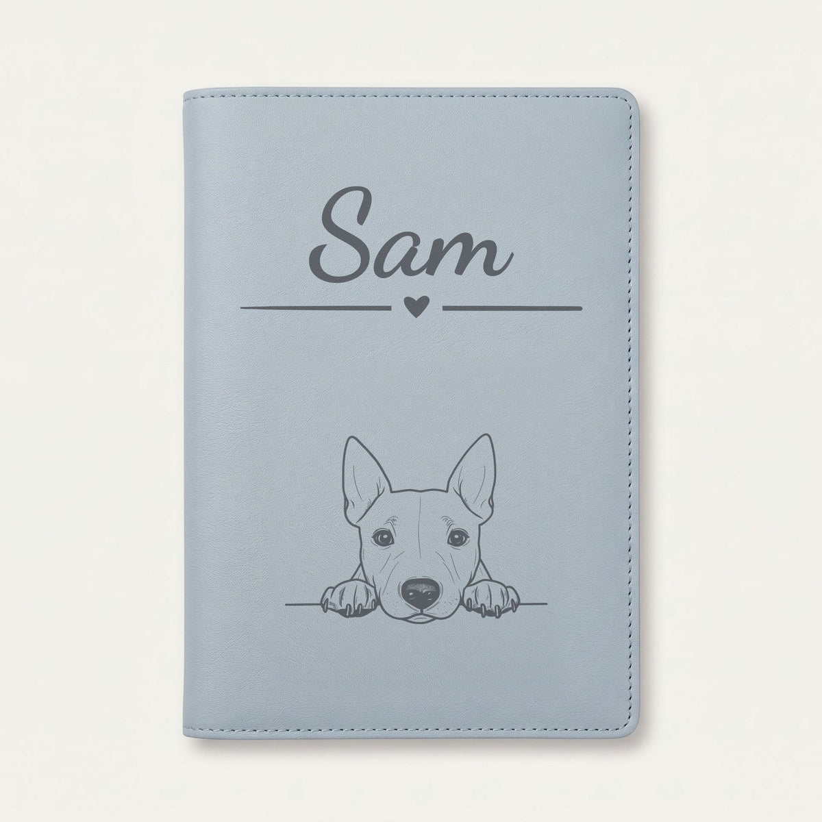 Protège carnet de santé chien personnalisé – Bull terrier miniature — Bleu nuage — Cœur — gravure « Sam »