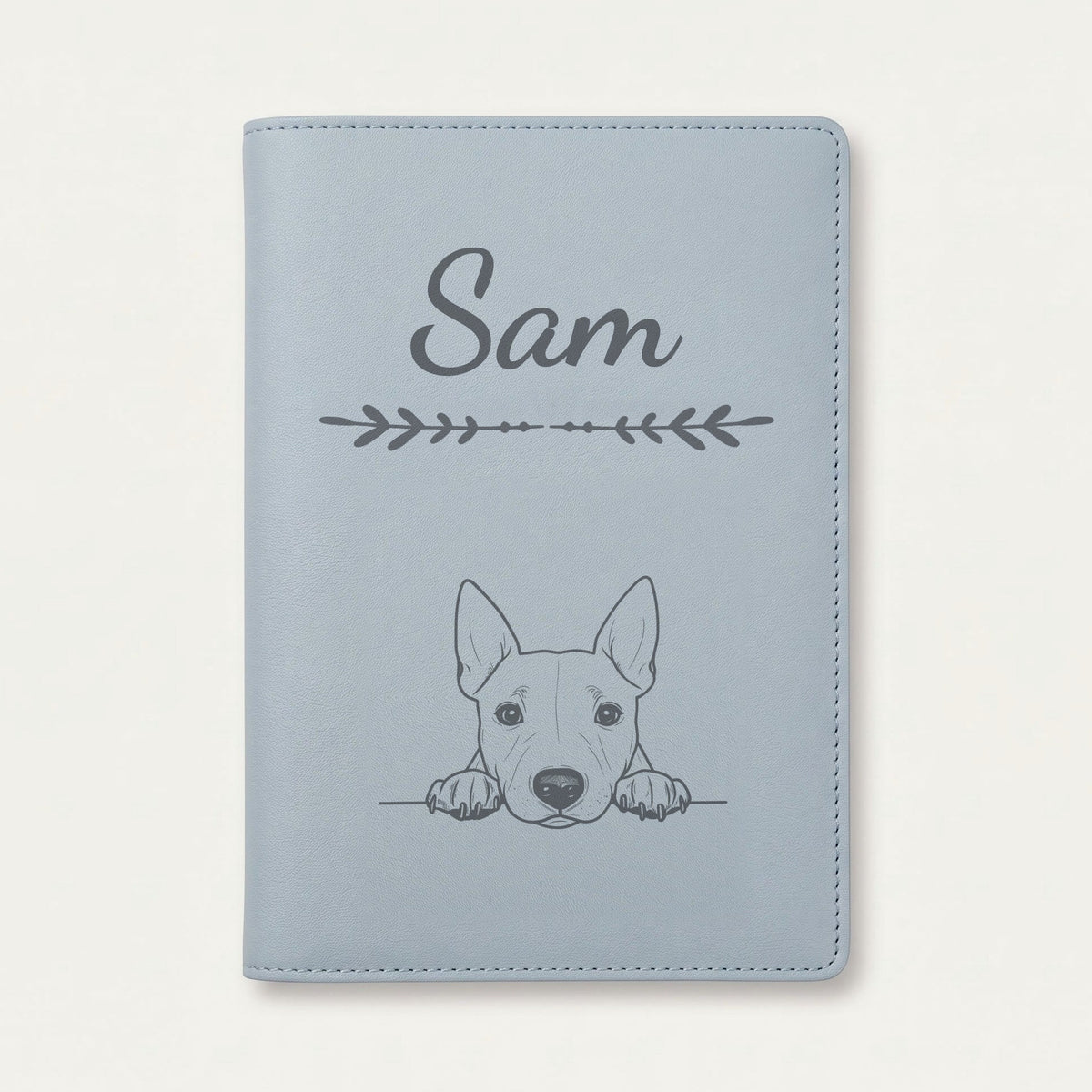 Protège carnet de santé chien personnalisé – Bull terrier miniature — Bleu nuage — Flèche — gravure « Sam »