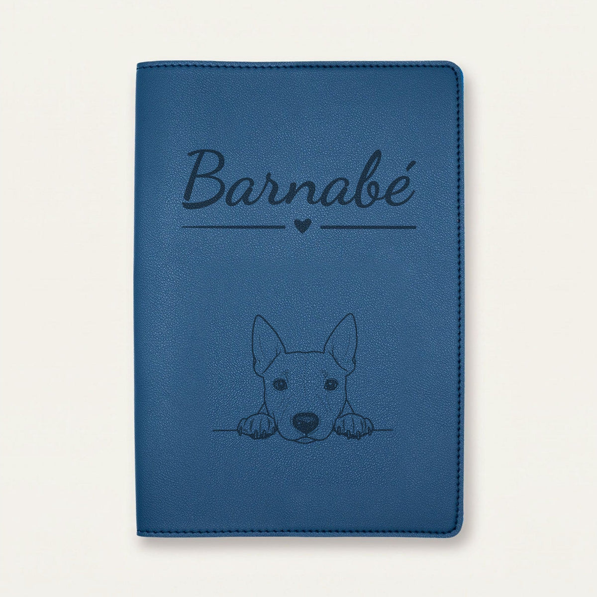 Protège carnet de santé chien personnalisé – Bull terrier miniature — Bleu nuit — Cœur — gravure « Barnabé »