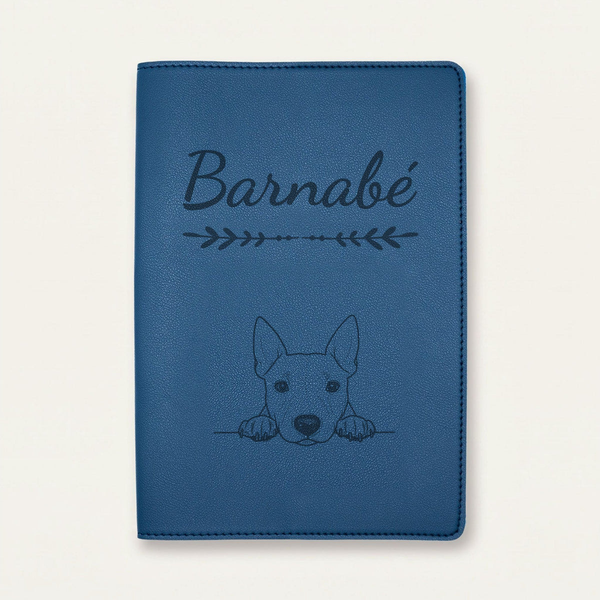 Protège carnet de santé chien personnalisé – Bull terrier miniature — Bleu nuit — Flèche — gravure « Barnabé »