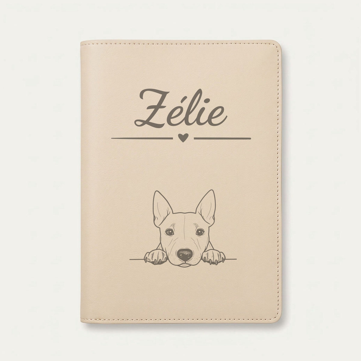 Protège carnet de santé chien personnalisé – Bull terrier miniature — Crème vanille — Cœur — gravure « Zélie »