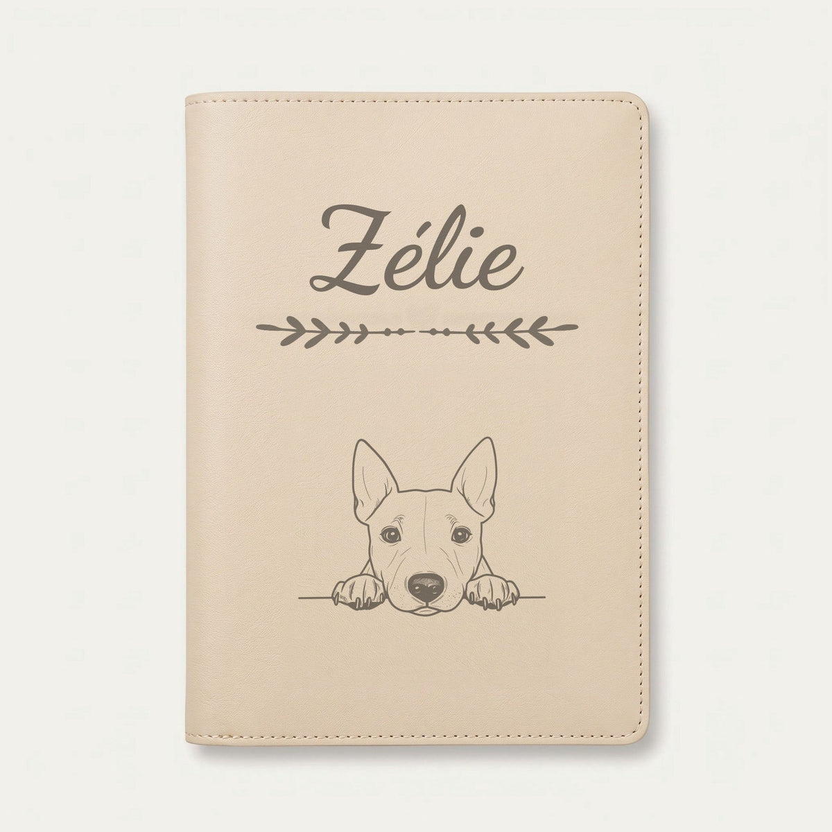 Protège carnet de santé chien personnalisé – Bull terrier miniature — Crème vanille — Flèche — gravure « Zélie »