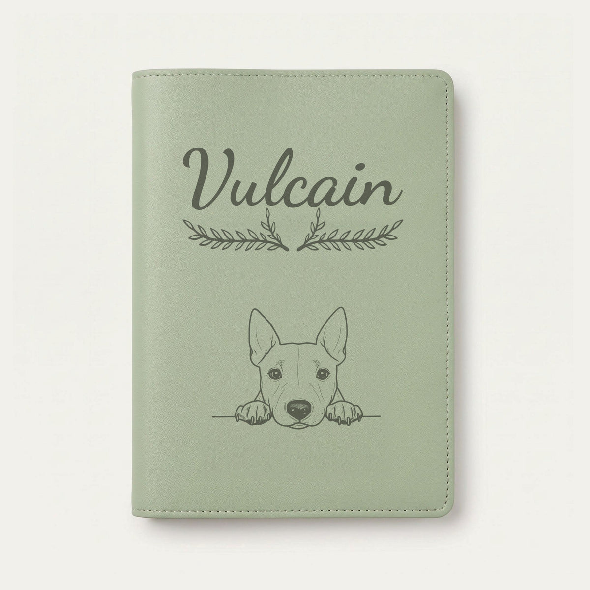 Protège carnet de santé chien personnalisé – Bull terrier miniature — Vert sauge — Bouquet — gravure « Vulcain »