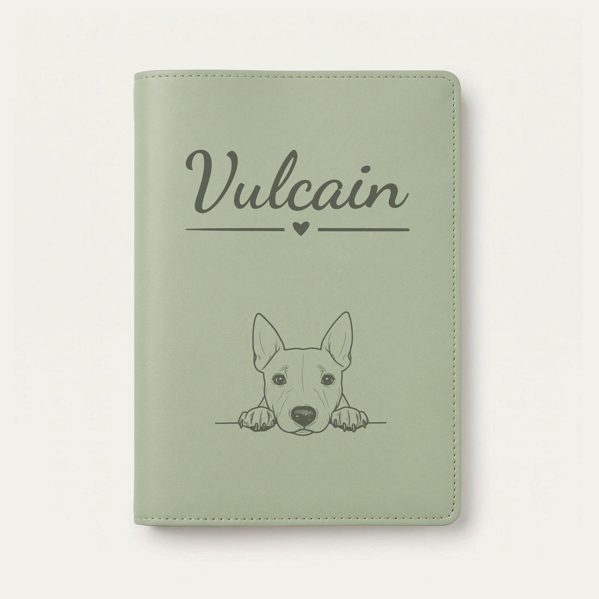 Protège carnet de santé chien personnalisé – Bull terrier miniature — Vert sauge — Cœur — gravure « Vulcain »