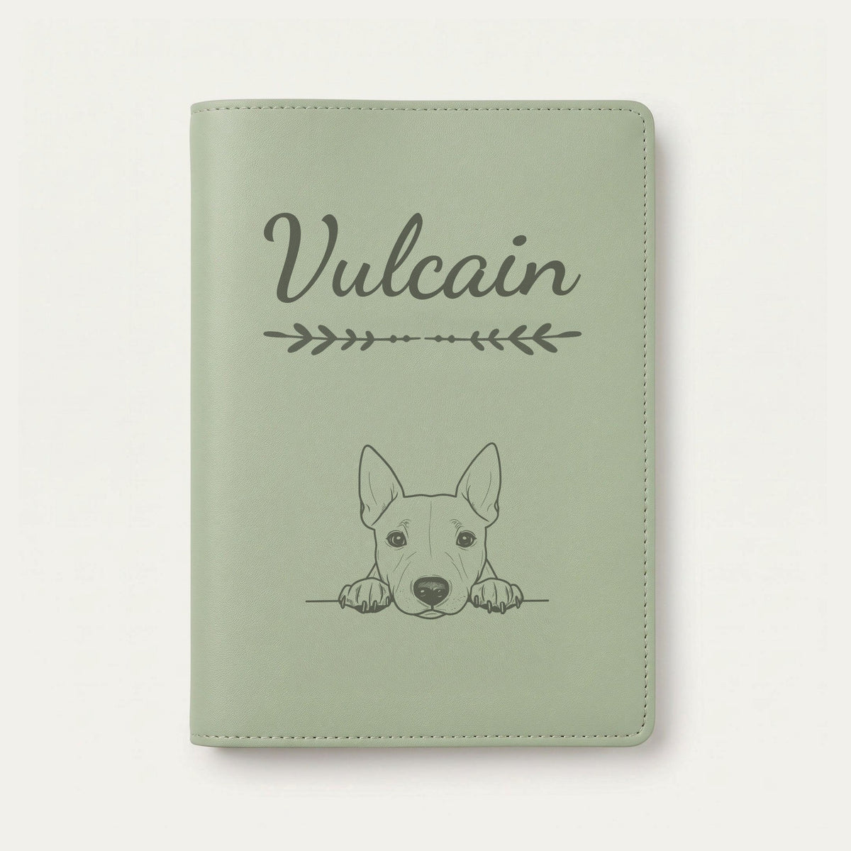 Protège carnet de santé chien personnalisé – Bull terrier miniature — Vert sauge — Flèche — gravure « Vulcain »