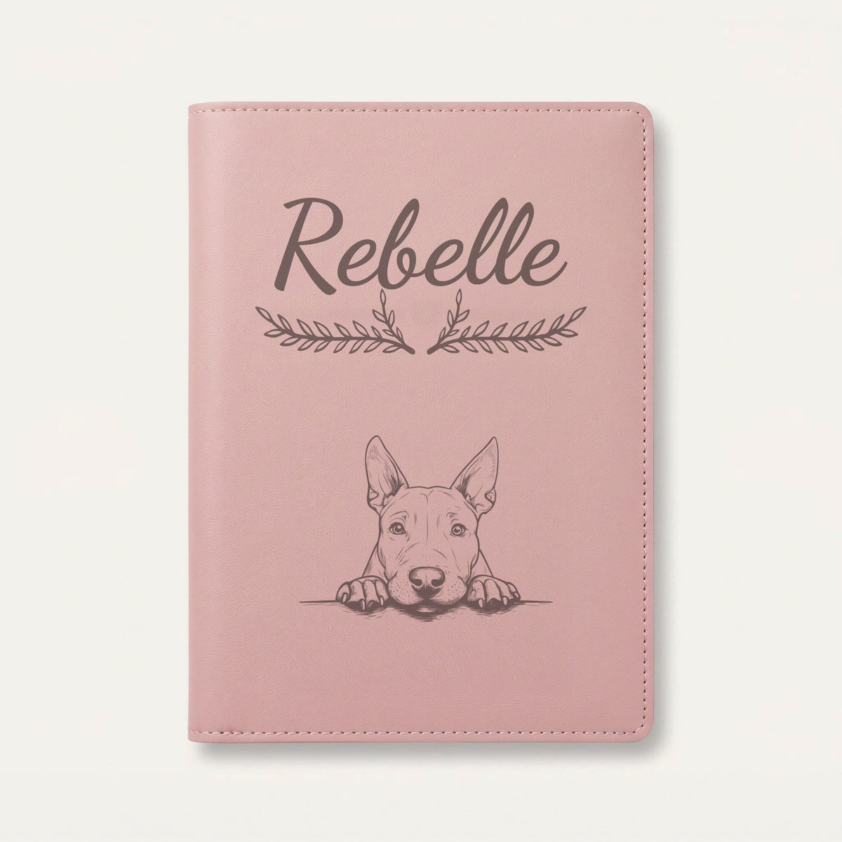 Protège carnet de santé chien personnalisé – Bull terrier — Rose dragée — Bouquet — gravure « Rebelle »