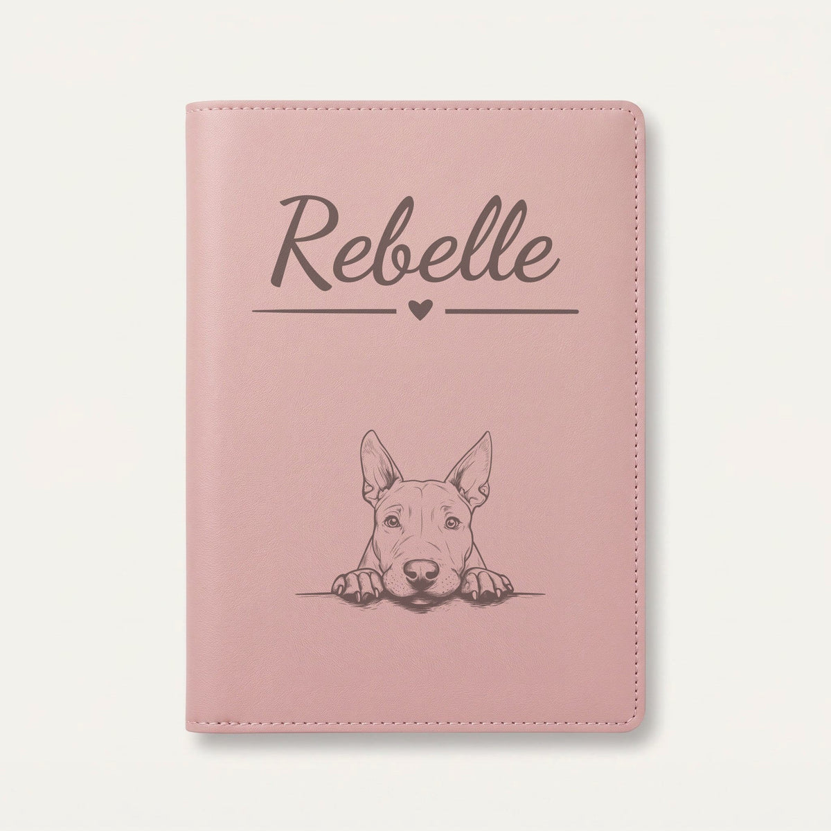 Protège carnet de santé chien personnalisé – Bull terrier — Rose dragée — Cœur — gravure « Rebelle »