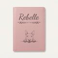 Protège carnet de santé chien personnalisé – Bull terrier — Rose dragée — Flèche — gravure « Rebelle »