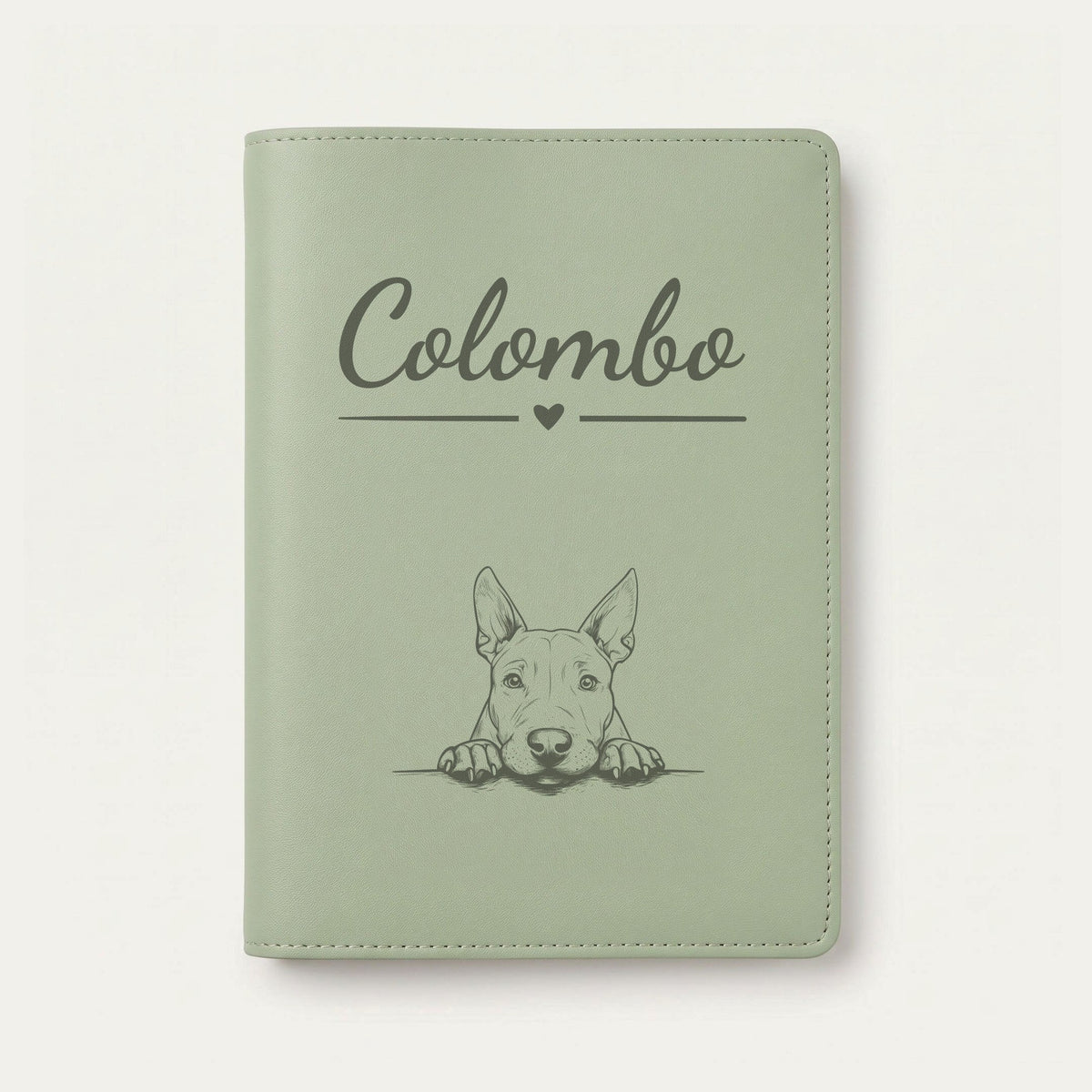 Protège carnet de santé chien personnalisé – Bull terrier — Vert sauge — Cœur — gravure « Colombo »