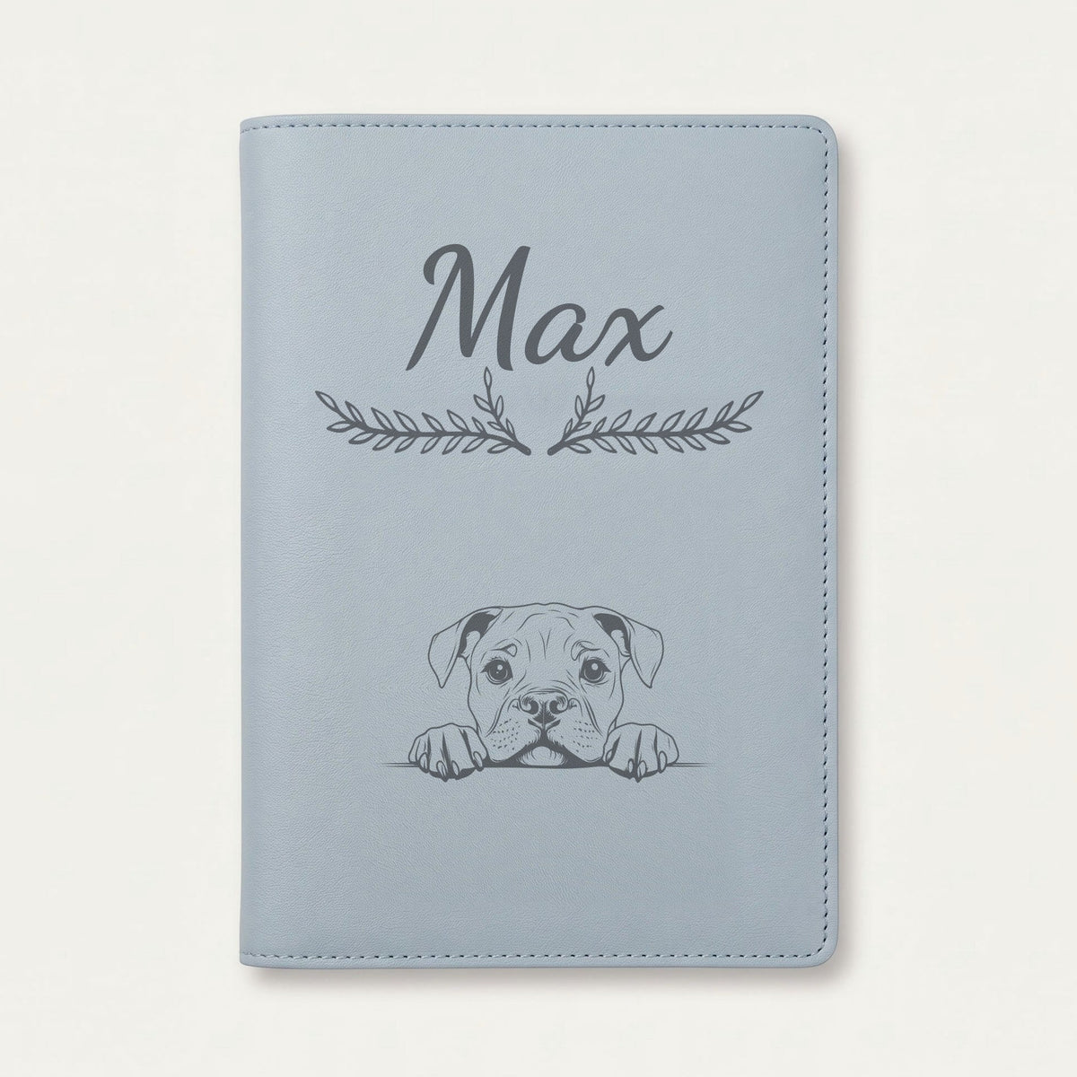 Protège carnet de santé chien personnalisé – Bulldog américain — Bleu nuage — Bouquet — gravure « Max »