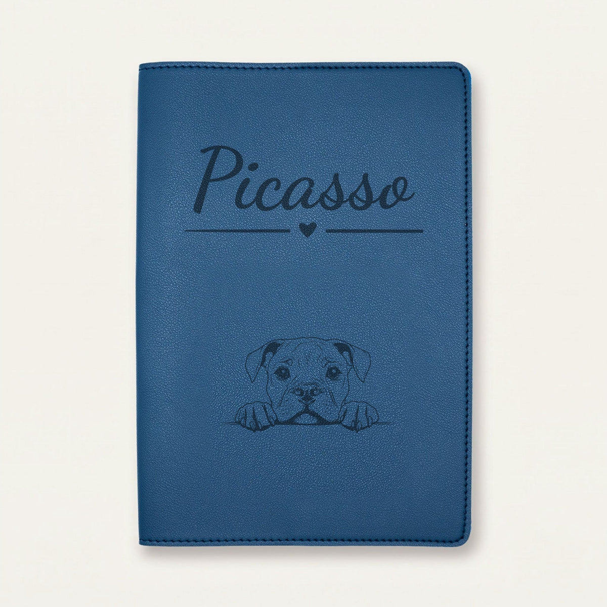 Protège carnet de santé chien personnalisé – Bulldog américain — Bleu nuit — Cœur — gravure « Picasso »