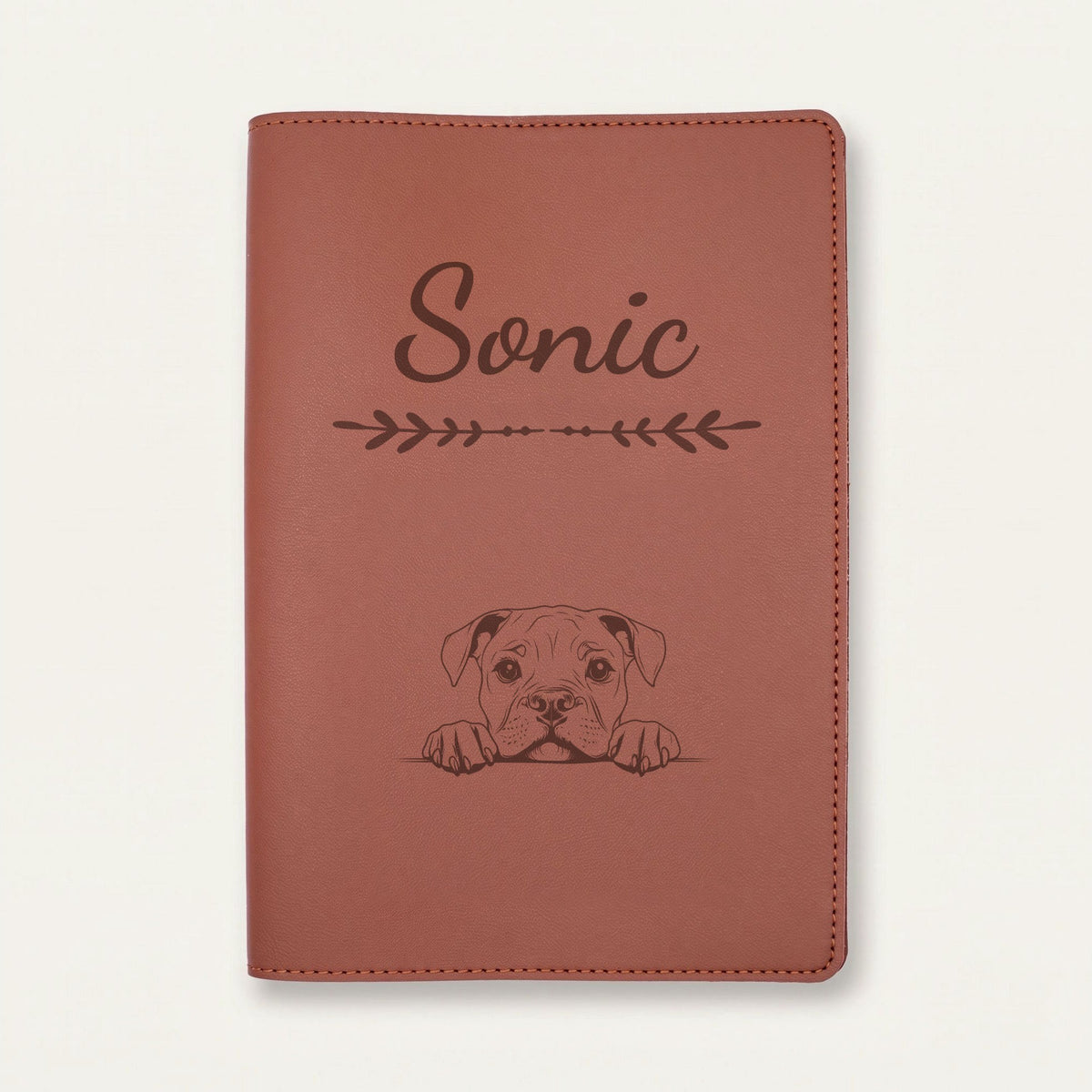 Protège carnet de santé chien personnalisé – Bulldog américain — Chocolat — Flèche — gravure « Sonic »