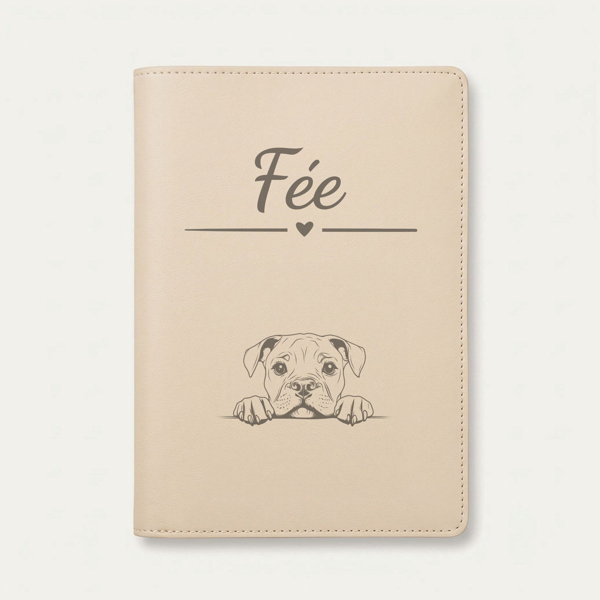 Protège carnet de santé chien personnalisé – Bulldog américain — Crème vanille — Cœur — gravure « Fée »