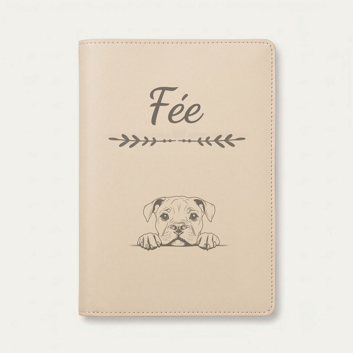 Protège carnet de santé chien personnalisé – Bulldog américain — Crème vanille — Flèche — gravure « Fée »