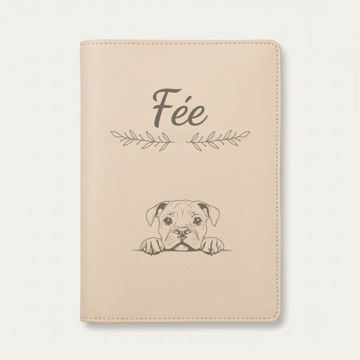Protège carnet de santé chien personnalisé – Bulldog américain — Crème vanille — Rameaux — gravure « Fée »