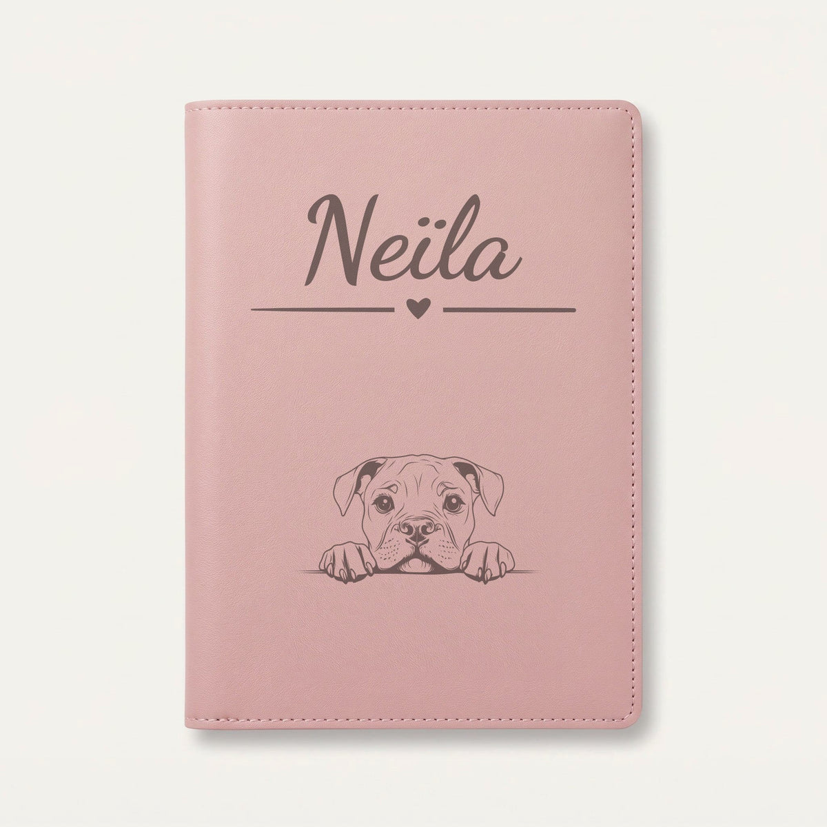 Protège carnet de santé chien personnalisé – Bulldog américain — Rose dragée — Cœur — gravure « Neïla »