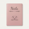 Protège carnet de santé chien personnalisé – Bulldog américain — Rose dragée — Flèche — gravure « Neïla »