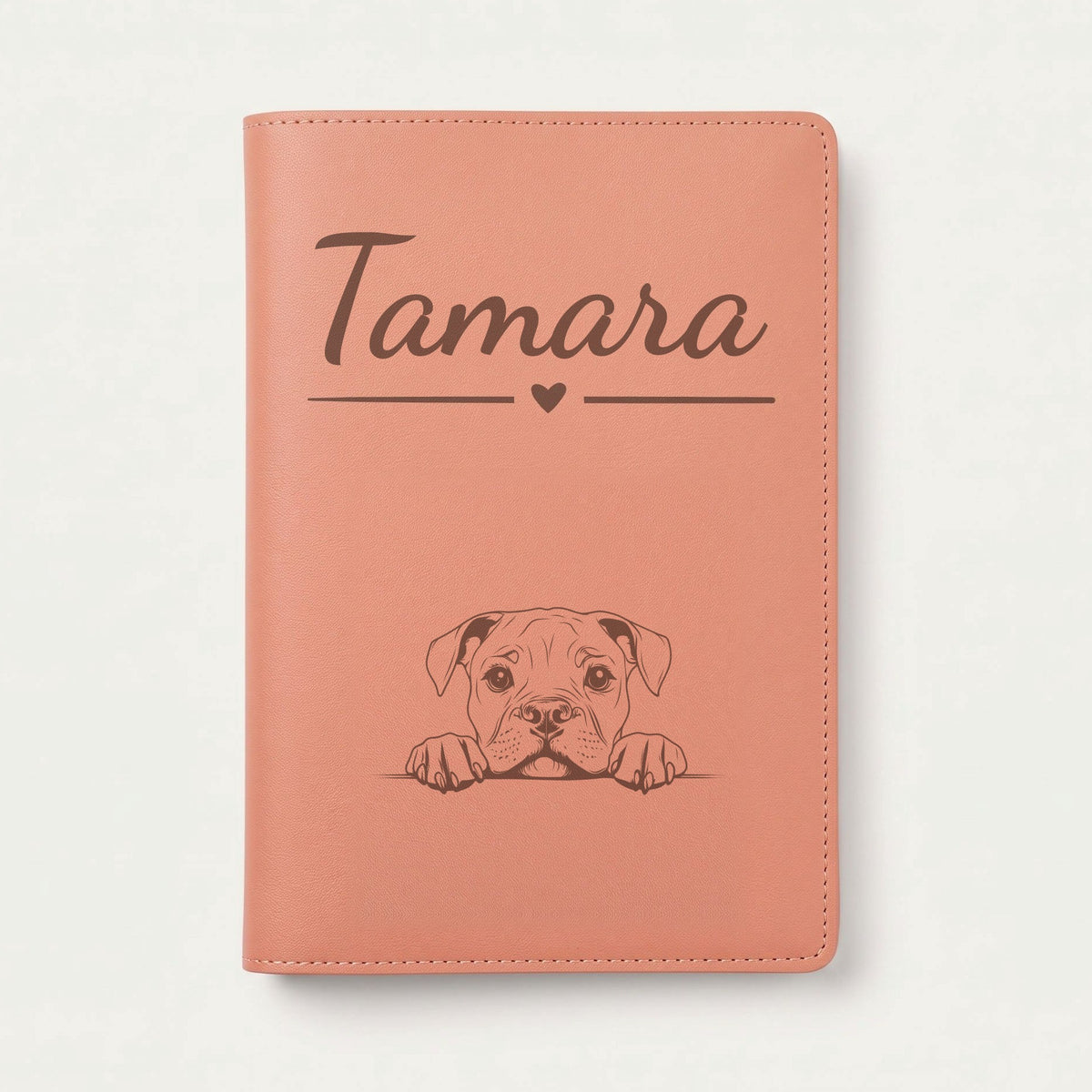 Protège carnet de santé chien personnalisé – Bulldog américain — Terracotta — Cœur — gravure « Tamara »
