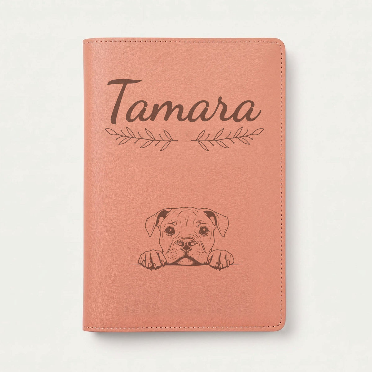 Protège carnet de santé chien personnalisé – Bulldog américain — Terracotta — Rameaux — gravure « Tamara »