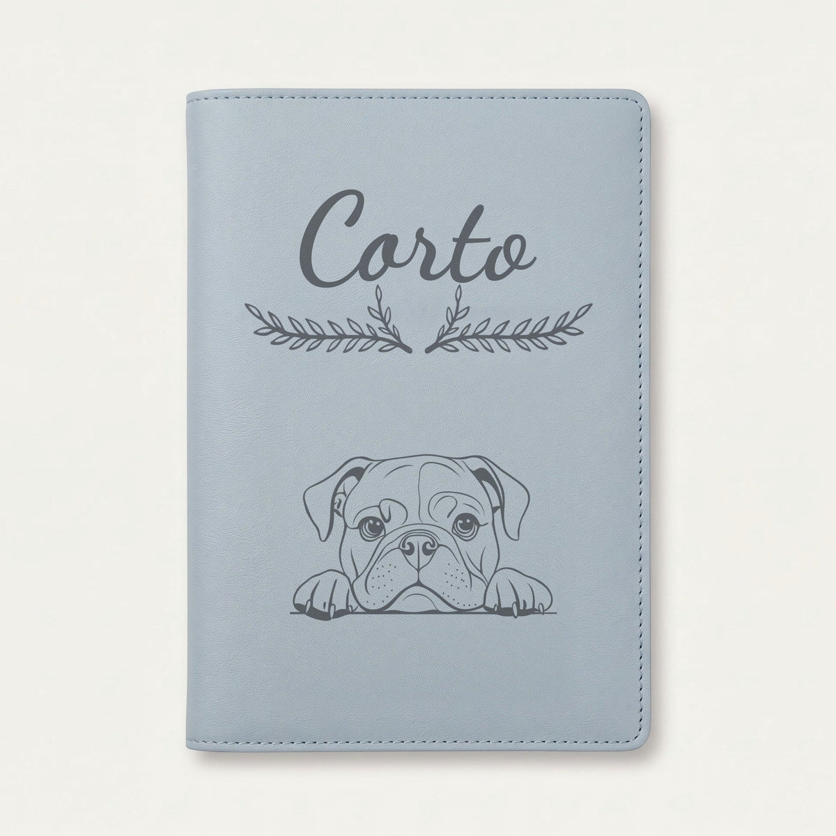 Protège carnet de santé chien personnalisé – Bulldog anglais — Bleu nuage — Bouquet — gravure « Corto »