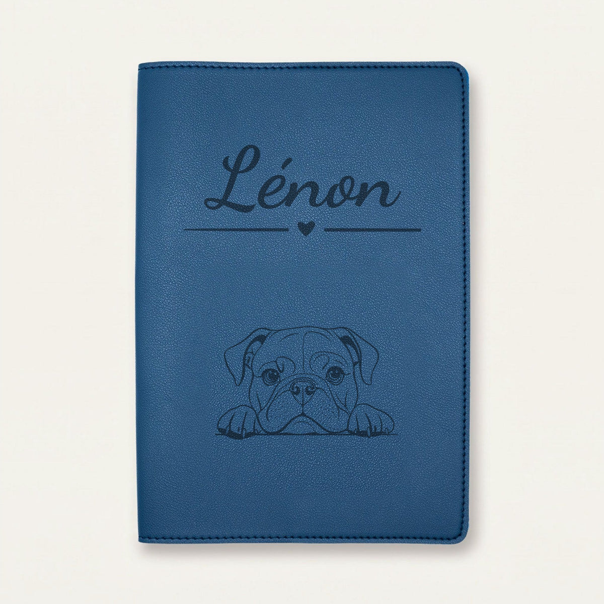 Protège carnet de santé chien personnalisé – Bulldog anglais — Bleu nuit — Cœur — gravure « Lénon »