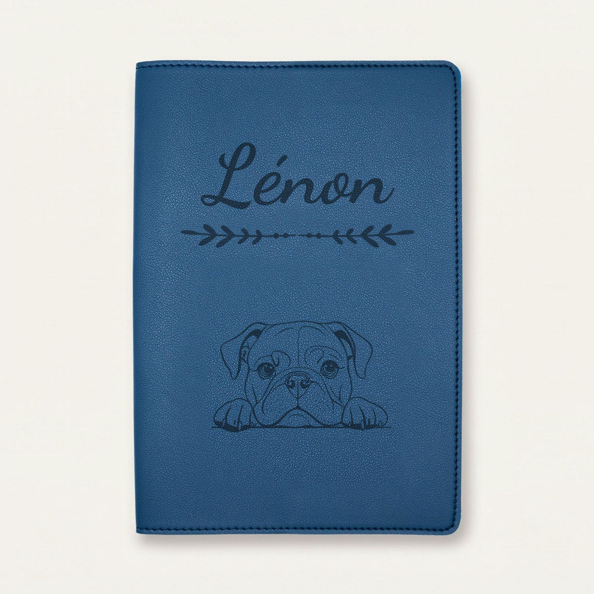 Protège carnet de santé chien personnalisé – Bulldog anglais — Bleu nuit — Flèche — gravure « Lénon »
