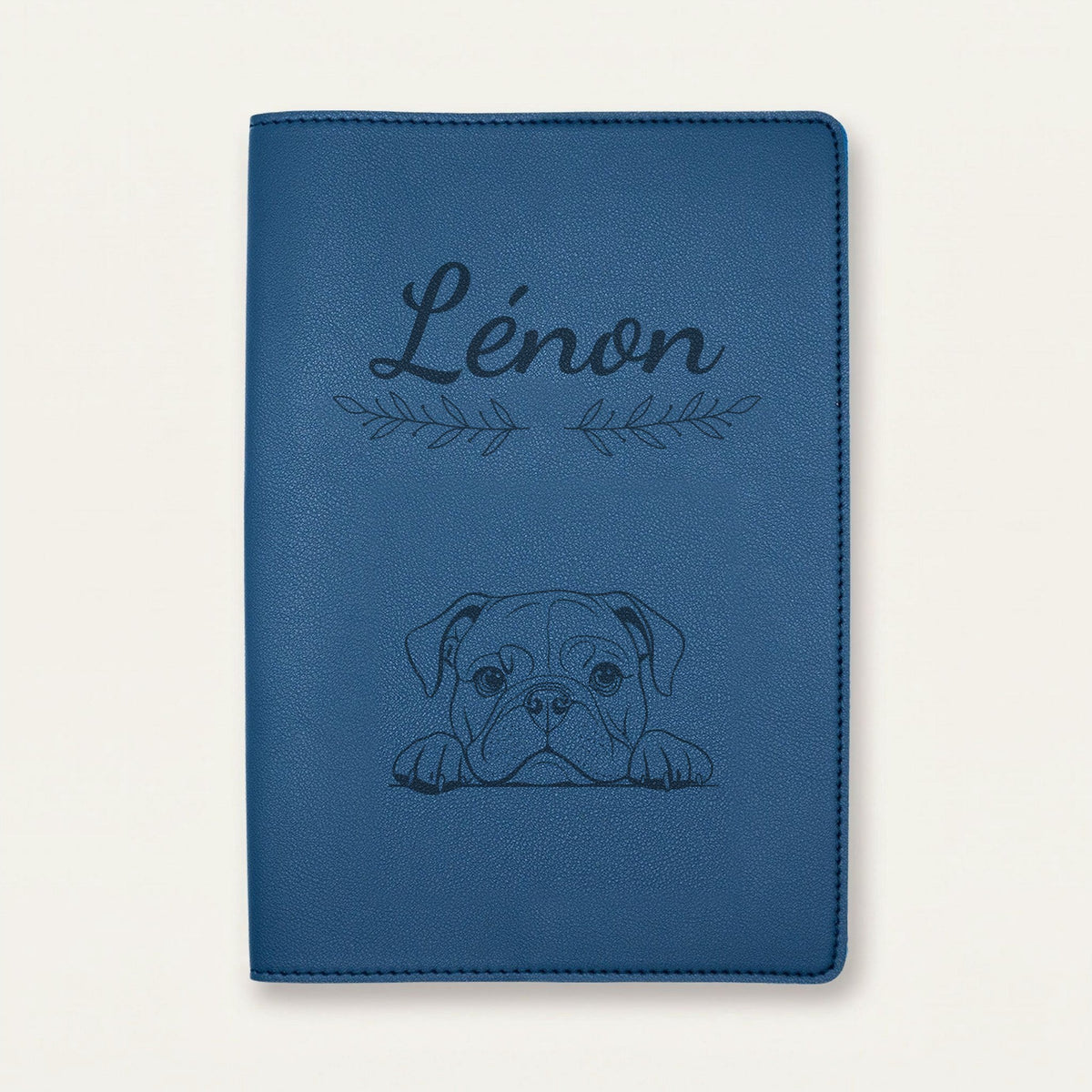 Protège carnet de santé chien personnalisé – Bulldog anglais — Bleu nuit — Rameaux — gravure « Lénon »