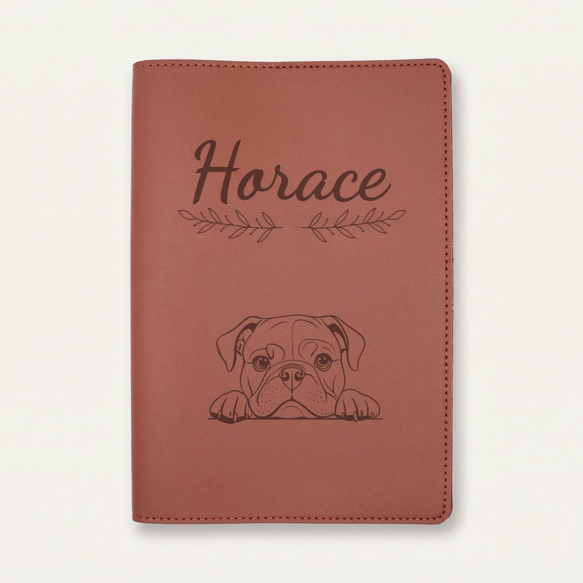Protège carnet de santé chien personnalisé – Bulldog anglais — Chocolat — Rameaux — gravure « Horace »