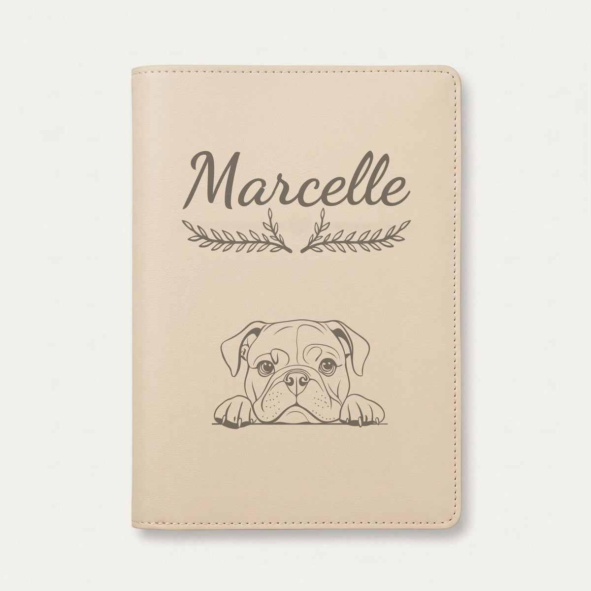 Protège carnet de santé chien personnalisé – Bulldog anglais — Crème vanille — Bouquet — gravure « Marcelle »
