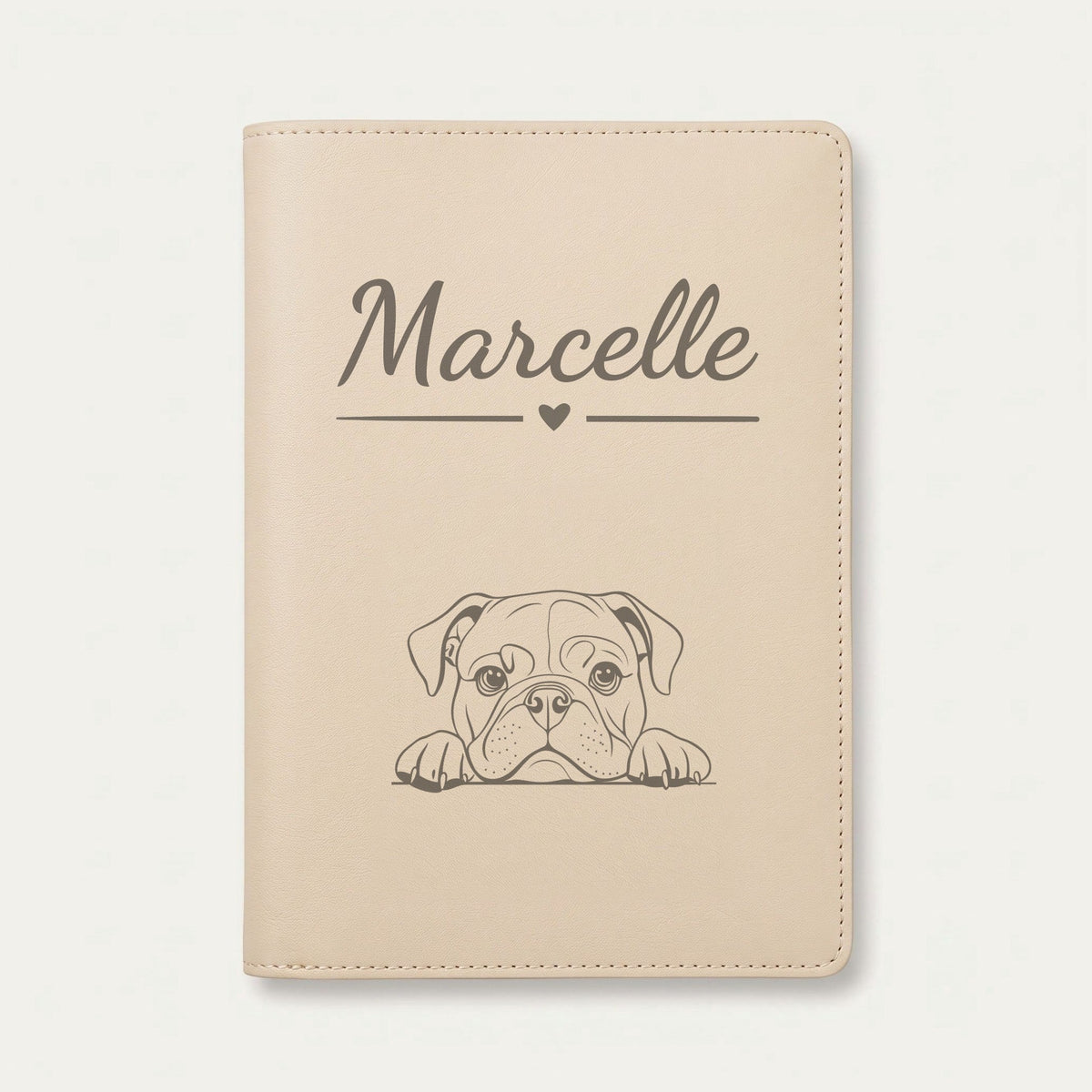 Protège carnet de santé chien personnalisé – Bulldog anglais — Crème vanille — Cœur — gravure « Marcelle »