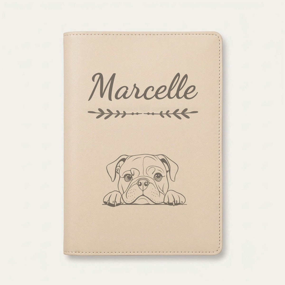 Protège carnet de santé chien personnalisé – Bulldog anglais — Crème vanille — Flèche — gravure « Marcelle »