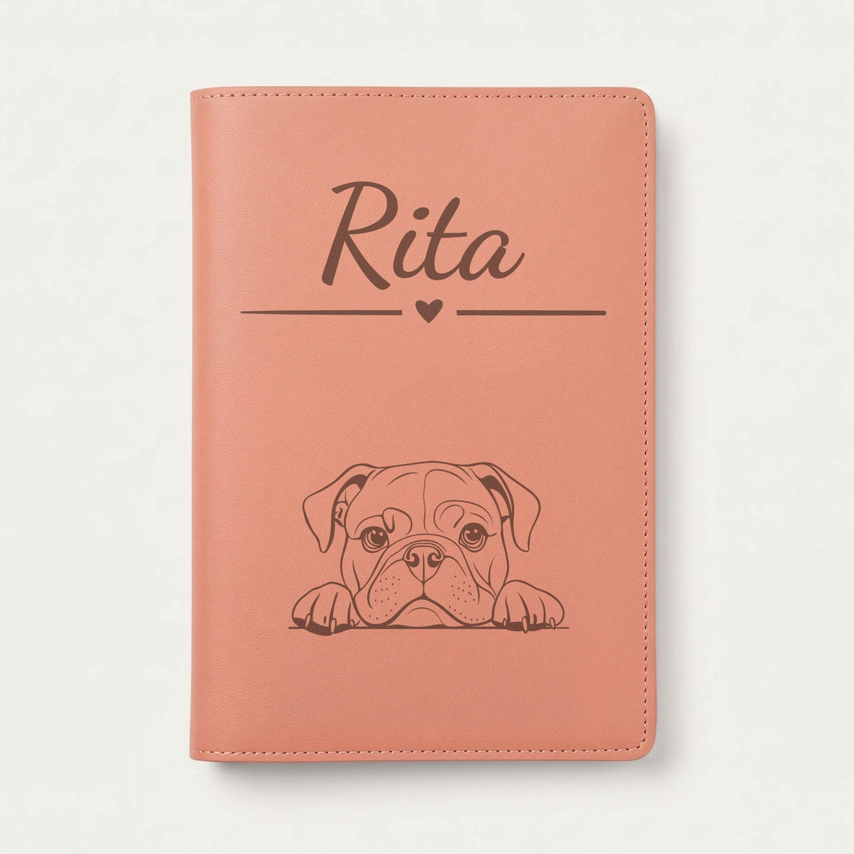 Protège carnet de santé chien personnalisé – Bulldog anglais — Terracotta — Cœur — gravure « Rita »