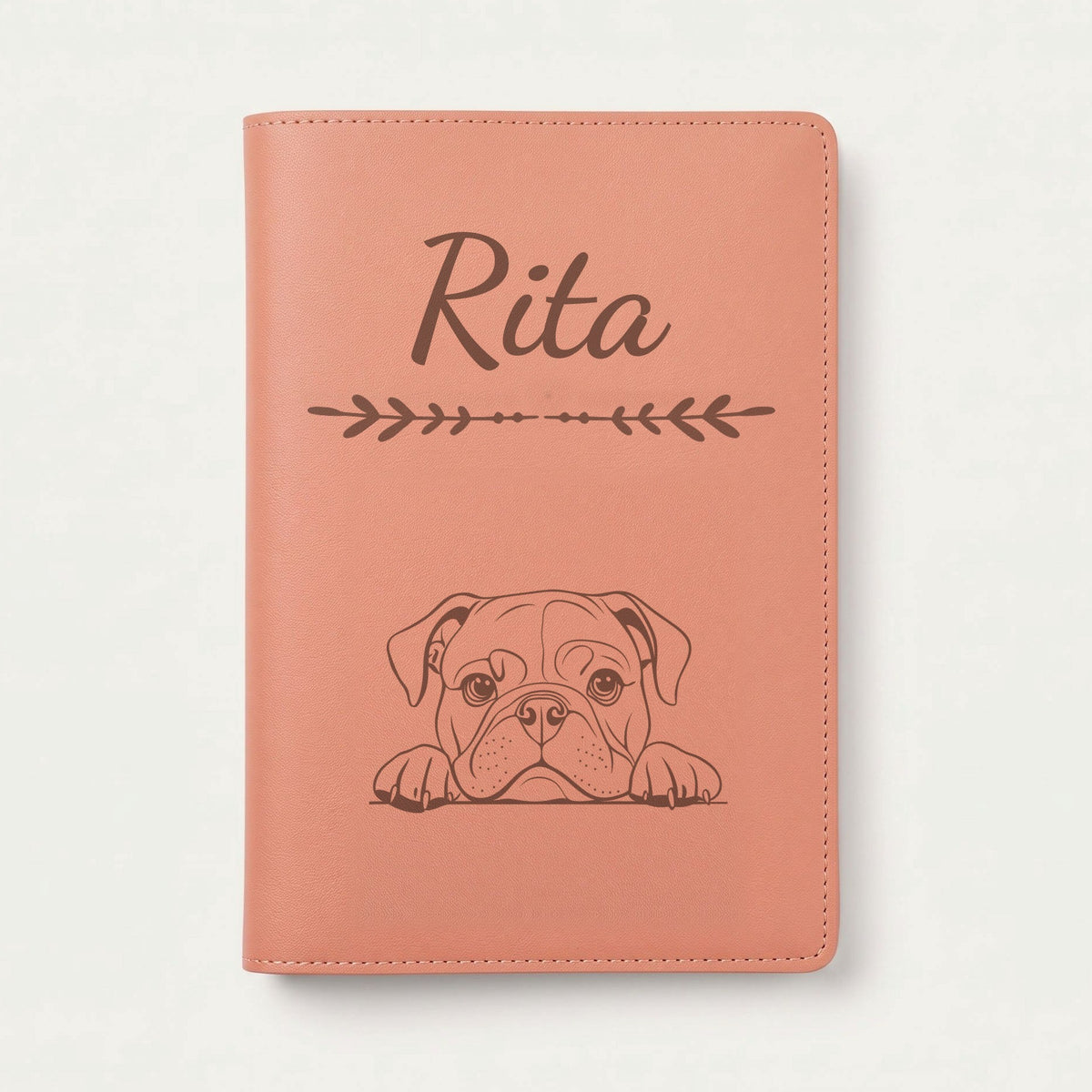 Protège carnet de santé chien personnalisé – Bulldog anglais — Terracotta — Flèche — gravure « Rita »