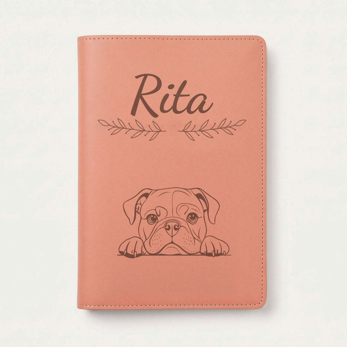 Protège carnet de santé chien personnalisé – Bulldog anglais — Terracotta — Rameaux — gravure « Rita »