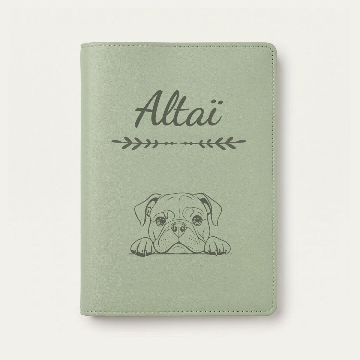 Protège carnet de santé chien personnalisé – Bulldog anglais — Vert sauge — Flèche — gravure « Altaï »