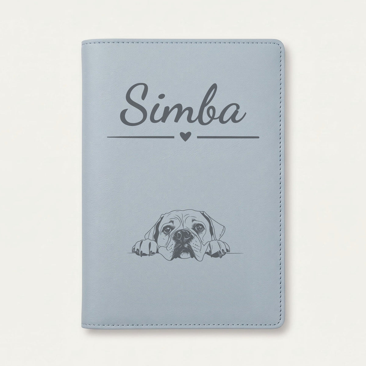 Protège carnet de santé chien personnalisé – Bullmastiff — Bleu nuage — Cœur — gravure « Simba »