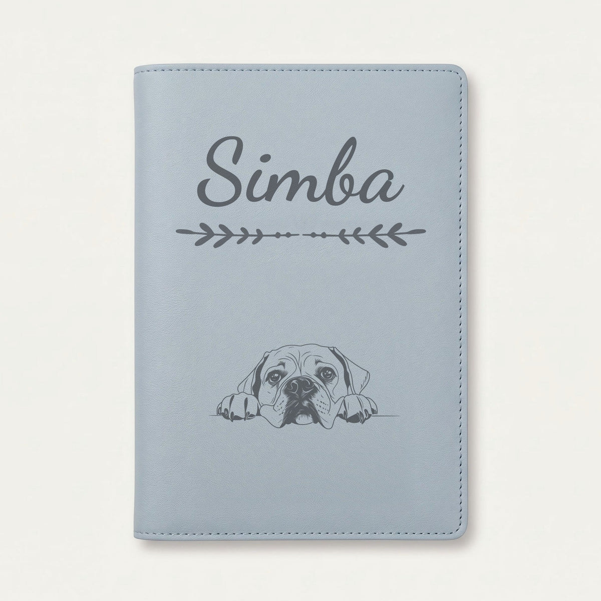 Protège carnet de santé chien personnalisé – Bullmastiff — Bleu nuage — Flèche — gravure « Simba »