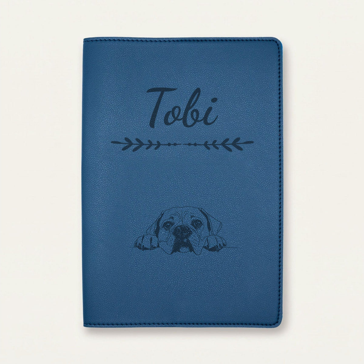 Protège carnet de santé chien personnalisé – Bullmastiff — Bleu nuit — Flèche — gravure « Tobi »